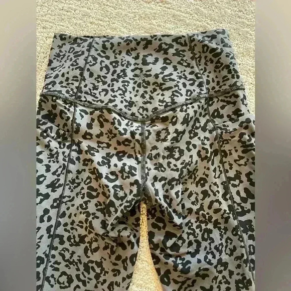 Athleta Salutation II Capri Leggings | Animal Print | Size XS | EUC - Picture 11 of 11